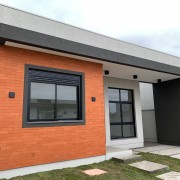 CASA EM BLOCOK COM ABERTURAS EM ALUMÍNIO SOB MEDIDA E LAGE - 339d5708-dbd4-4694-834c-dab95a38046b