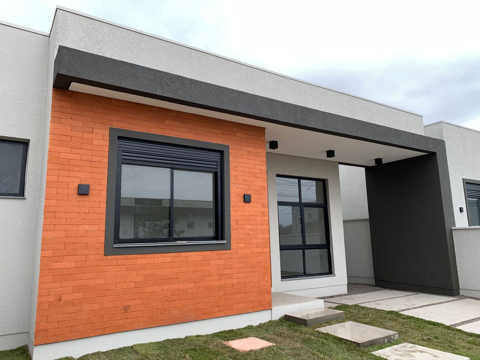 CASA EM BLOCOK COM ABERTURAS EM ALUMÍNIO SOB MEDIDA E LAGE - 339d5708-dbd4-4694-834c-dab95a38046b